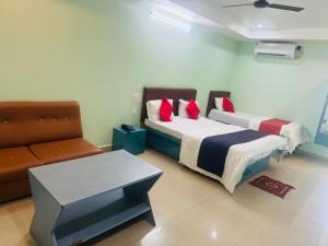 Una cama o camas en una habitación de Hotel O Kurnool City Railway Junction Formerly Diamond Court 8 fotos más