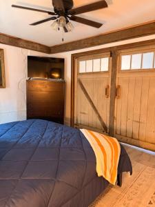 Postel nebo postele na pokoji v ubytování The Phenix by Ravens Keep