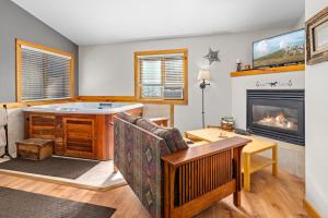 - un salon avec une baignoire et une cheminée dans l'établissement Mountain Shadows Resort, à Estes Park