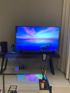 einen Flachbild-TV auf einem Tisch in der Unterkunft Alsultan Cozy Studio in Khobar