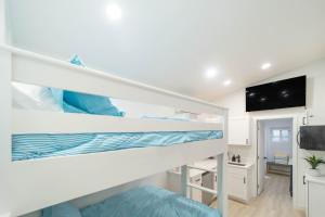 Μια τηλεόραση ή/και κέντρο ψυχαγωγίας στο Private Retreat with Bunkhouse Casita & Heated Pool & Epic Game Room