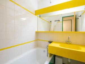 ein Badezimmer mit einem gelben Waschbecken und einer Badewanne in der Unterkunft Appartement familial 6 pers. avec balcon à Avoriaz - FR-1-314-208 in Morzine + 8 Fotos