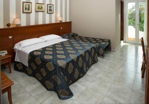 A bed or beds in a room at Hotel Redebora