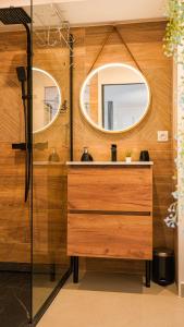 a bathroom with a sink and a mirror at Le Cocon à 15 minutes de Disneyland Paris in Bussy-Saint-Georges