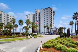 une rue déserte devant un immeuble avec des palmiers dans l'établissement Broadmoor 1203, à Orange Beach