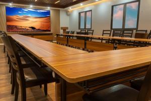 sala konferencyjna z drewnianymi stołami i krzesłami w obiekcie Soma Dream w mieście Georgetown