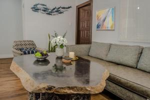 salon z kanapą i stolikiem kawowym w obiekcie Soma Dream w mieście Georgetown +2 zdjęcia