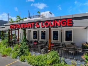 budynek restauracji i salonu z czerwonym szyldem w obiekcie Soma Dream w mieście Georgetown