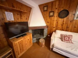 Et tv og/eller underholdning på Monolocale con Vista al Verrand con parcheggio