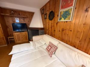 En eller flere senge i et værelse på Monolocale con Vista al Verrand con parcheggio