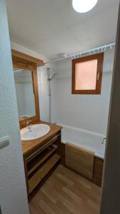 a bathroom with a sink and a mirror and a tub at Appartement 4 pièces pour 6-8 personnes, 3 chambres, 2 canapés-lit double dans le salon, au pied des pistes et piscine l'été, wifi fibre in Arvieux
