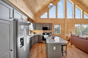 Η κουζίνα ή μικρή κουζίνα στο Peaceful Lakefront Cabin in the Catskills cabin