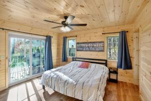 Ένα ή περισσότερα κρεβάτια σε δωμάτιο στο Peaceful Lakefront Cabin in the Catskills cabin
