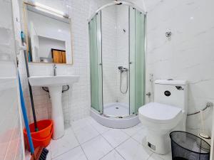 Un baño de Fully furnished studio on Ground floor 9 fotos más