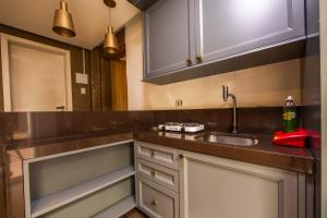 eine Küche mit Spüle und Arbeitsplatte in der Unterkunft Apto climatizado na Praia de Iracema, 3 min da praia in Fortaleza