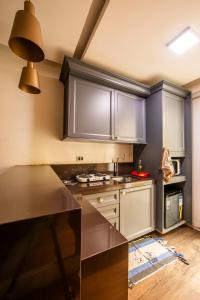 eine Küche mit schwarzer Arbeitsplatte und schwarzen Schränken in der Unterkunft Apto climatizado na Praia de Iracema, 3 min da praia in Fortaleza + 19 Fotos