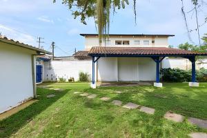 a house with a yard with a pavilion at Chalé no Itaguá, ao lado do aquário de Ubatuba in Ubatuba