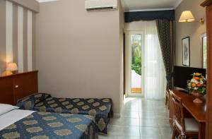 A bed or beds in a room at Hotel Redebora