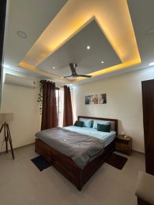 a bedroom with a large bed with a ceiling at Pillowtalk Apartment in Nerul +41 photos
