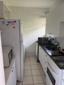 Η κουζίνα ή μικρή κουζίνα στο Yatch village ap completo vista mar +3 φωτογραφίες