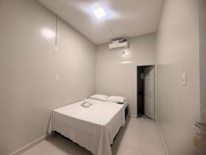 Habitación blanca con cama y techo en Sky Hotel Ltda, en Belém