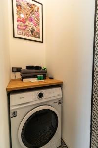 een wasmachine met een houten aanrecht erop bij Apartments24 Black 1903 in Rakvere