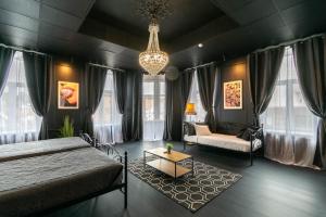 een slaapkamer met een bed en een woonkamer bij Apartments24 Black 1903 in Rakvere