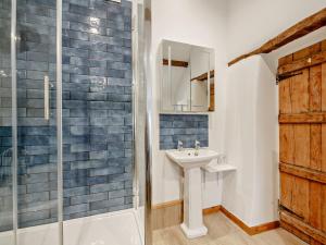 a bathroom with a sink and a shower at 6 Bed in Harlech 91546 in Harlech +41 photos