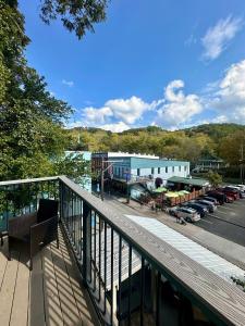 een balkon met een gebouw en een parkeerplaats met auto's bij Luxury spacious home, free parking, private patios in Eureka Springs