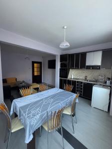 una cucina e una sala da pranzo con tavolo e sedie di Апартамент за гости Рачо Ковача a Gabrovo
