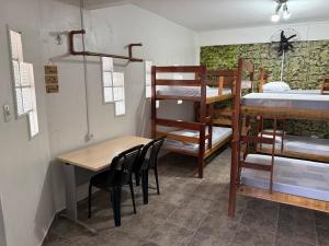 a room with a table and chairs and a bunk bed at Quartos compartilhados COP30 - BRL in Belém