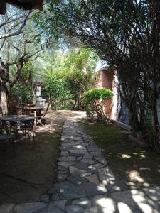 een terras met een tafel en stoelen onder een boom bij Gabri House Art gallery b&b in Lucca +19 foto's