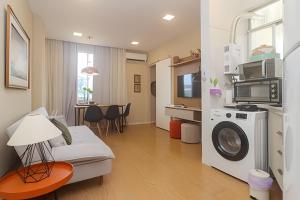 a living room with a washing machine in a room at Mario401| Loft in Leblon next do Lagoa in Rio de Janeiro