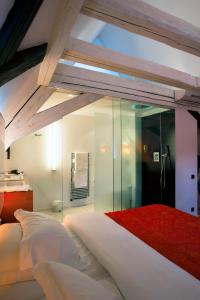 Postel nebo postele na pokoji v ubytování Le B. Suites, Chambres & Restaurant