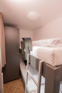 a bedroom with a bunk bed and a closet at Slow Living bij Mölke x Wellnesslodges in Zuna +29 photos