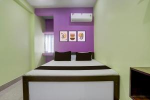 Ένα ή περισσότερα κρεβάτια σε δωμάτιο στο Hotel O SAI KRISHNA GUEST HOUSE +21 φωτογραφίες