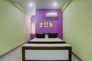 Ένα ή περισσότερα κρεβάτια σε δωμάτιο στο Hotel O SAI KRISHNA GUEST HOUSE