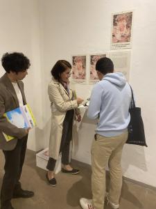 a group of people looking at a display in a museum at Inmersión al Arte Contemporáneo en Querétaro in Querétaro