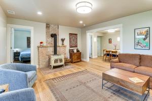 Χώρος καθιστικού στο Off the Rails in Palisade Wine Country Retreat!