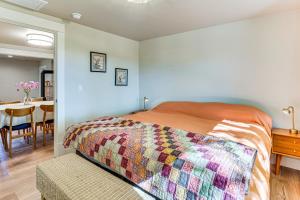 Ένα ή περισσότερα κρεβάτια σε δωμάτιο στο Off the Rails in Palisade Wine Country Retreat!