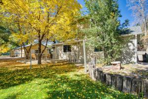 Κήπος έξω από το Off the Rails in Palisade Wine Country Retreat!