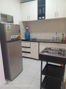 eine Küche mit Kühlschrank und Herd in der Unterkunft Hogar cerca de la playa in Punta Cana