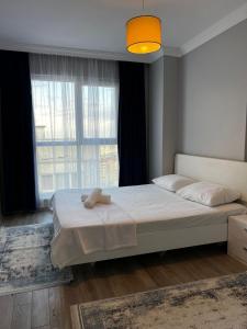 een slaapkamer met een bed en een groot raam bij Ay suit in Esenyurt