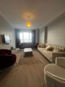een woonkamer met een bank en een tafel bij Ay suit in Esenyurt