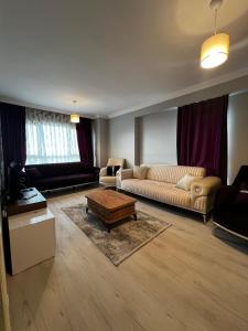 een woonkamer met een bank en een salontafel bij Ay suit in Esenyurt +22 foto's