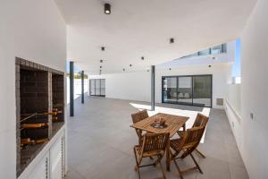 a dining room with a wooden table and chairs at Villa Dominica in Páteo