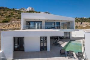 a large white house with a swimming pool at Villa Dominica in Páteo