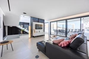 a living room with a leather couch and a table at Villa Dominica in Páteo