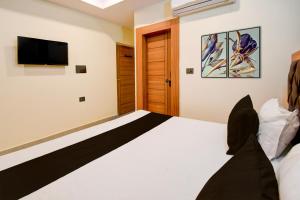 Μια τηλεόραση ή/και κέντρο ψυχαγωγίας στο Hotel O AVR STAY INN