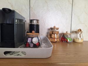 Un recipiente con una cafetera encima de una mesa. en Tide's Edge, en Gansbaai 7 fotos más